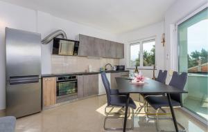 Η κουζίνα ή μικρή κουζίνα στο Gorgeous Apartment In Barbat With Wi-Fi