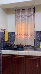 um balcão de cozinha com duas panelas no fogão em Studio room entebbe em Entebbe