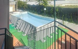 una piscina sul balcone di una casa di Gorgeous Home In Pozzuoli With Kitchen a Pozzuoli