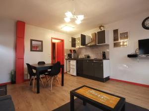 een woonkamer met een tafel en een keuken bij n1 F2 40m2 avec petit jardin in Hérouville-Saint-Clair