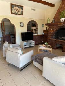 - un salon avec des canapés et une cheminée dans l'établissement Résidence Le Golfe Bleu, à Rayol-Canadel-sur-Mer