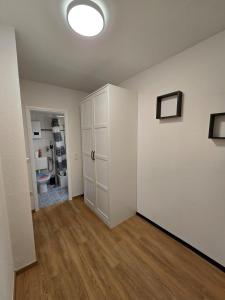 an empty room with a closet and a toilet at B&R apartment türkischen Konsulats in Nürnberg