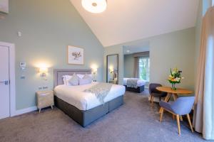 Habitación de hotel con cama, mesa y sillas en Killeen Castle, en Dunsany