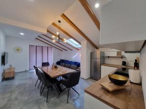 een eetkamer en een keuken met een tafel en stoelen bij Apartments Petra in Bibinje