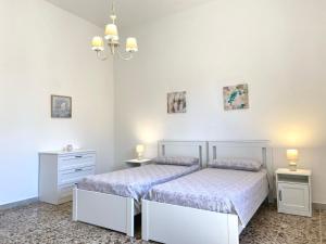 een slaapkamer met 2 bedden en 2 nachtkastjes bij La casa di Nina in Surano