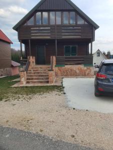 ein Haus mit einem davor geparkt in der Unterkunft Vila Baco in Žabljak