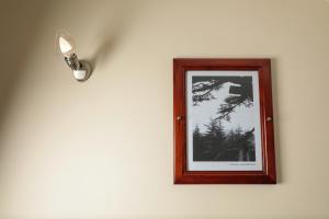 una foto en una pared con una luz en ella en Samar Resort Aparthotel, en Bisharri