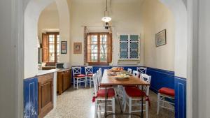 cocina con mesa y sillas en una habitación en VILLA TREGGIAIA 12&2, Emma Villas, en San Casciano in Val di Pesa