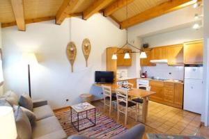 uma cozinha e uma sala de estar com um sofá e uma mesa em Apartamento Els Vinyals em Estavar