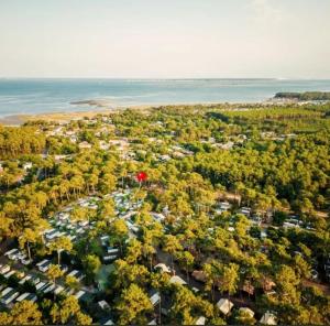 una vista aérea de un parque con árboles y agua en Maison mobilhome sans vis à vis au calme et en hauteur, en Lège-Cap-Ferret