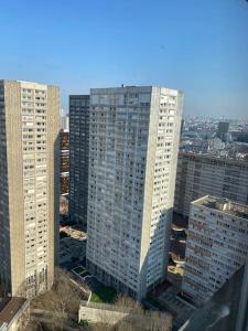 una vista aérea de edificios altos en una ciudad en Beautifully decorated 2bedroom apartment Paris, en París