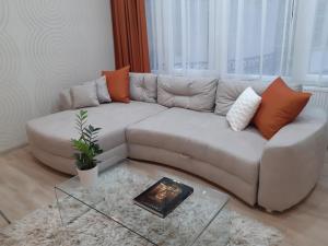 Area soggiorno di Modern, Quiet & Cozy Apartment in the middle of Downtown near Danube at Fashion street