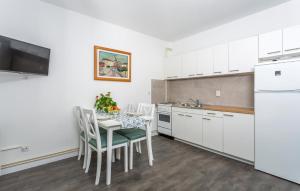 Kuchyňa alebo kuchynka v ubytovaní Stunning Apartment In Krk With Kitchen