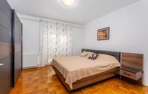 Posteľ alebo postele v izbe v ubytovaní Stunning Apartment In Krk With Kitchen