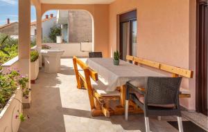 Balkón alebo terasa v ubytovaní Stunning Apartment In Krk With Kitchen