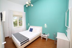 ピアノ・ディ・ソレントにあるHotel Royal Hillsの青いベッドルーム(ベッド1台、窓付)
