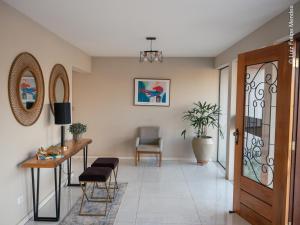 ein Wohnzimmer mit einem Tisch und einem Stuhl in der Unterkunft HOTEL AGUAS DE BODOQUENA in Bodoquena