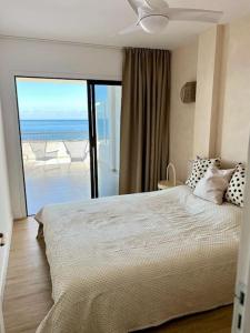 1 dormitorio con 1 cama y vistas al océano en Stunning cliffs and ocean view in Los Gigantes en Acantilado de los Gigantes