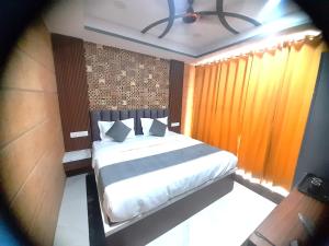 a bedroom with a large bed in a room at Hotel Asha Delight in Rishīkesh