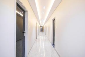 un corridoio in un edificio con pareti bianche e corridoio di FabHotel Lake View III a Indore