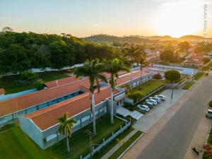 ボドケーナにあるHOTEL AGUAS DE BODOQUENAのヤシの木と通りの見える建物