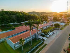 - une vue sur un bâtiment avec des palmiers et une rue dans l'établissement HOTEL AGUAS DE BODOQUENA, à Bodoquena
