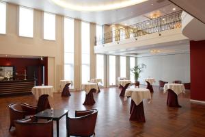 um salão de banquetes com mesas e cadeiras num edifício em Amrâth Grand Hotel de l’Empereur em Maastricht