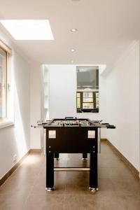 una habitación con una mesa de billar en el medio. en Beautiful & Ultra Convenient 4-bdrm Terrace en Sídney