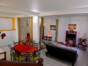 三河市Villa SaFran - Appartement Trois-Rivières的带桌子的客厅和餐厅