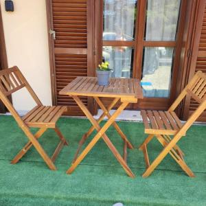 2 chaises et une table en bois ainsi qu'une table et des chaises dans l'établissement Nella Dolce Grotta, à Monsummano
