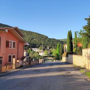 Une rue vide dans une ville avec une maison dans l'établissement Nella Dolce Grotta, à Monsummano