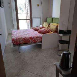 - une chambre avec un lit doté de draps rouges et une fenêtre dans l'établissement Nella Dolce Grotta, à Monsummano