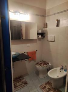 La salle de bains est pourvue de toilettes et d'un lavabo. dans l'établissement Nella Dolce Grotta, à Monsummano