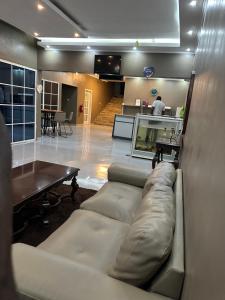 - un salon avec un canapé et une table dans l'établissement Convênio Residencial-Hotelaria & Turismo, à Luanda