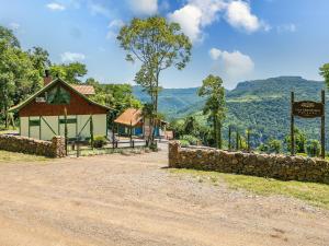 eine unbefestigte Straße vor einem Gebäude in der Unterkunft Cabana Groente Hütte Vila Germânica by Achei in Nova Petrópolis