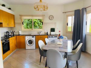 O bucătărie sau chicinetă la Holiday villa with pool and sea view!