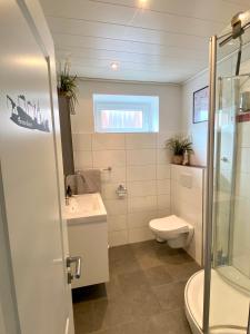 La salle de bains est pourvue de toilettes et d'un lavabo. dans l'établissement City Ferienwohnung SKYLINE - mit großem Balkon & XXL- Sofa für bis zu 4 Personen, à Bremerhaven