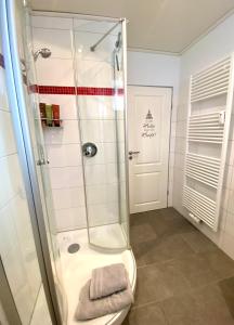 Ένα μπάνιο στο City Ferienwohnung SKYLINE - mit großem Balkon & XXL- Sofa für bis zu 4 Personen +19 φωτογραφίες