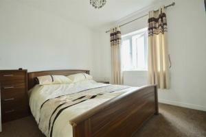 Łóżko lub łóżka w pokoju w obiekcie 3 Bedroom House in Kent by AV Stays