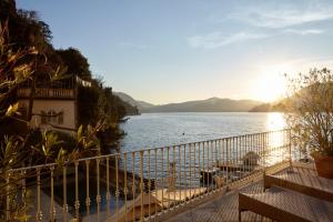 vistas al agua desde el balcón de un edificio en Luxury Villa Tesoro & pool, en Torno