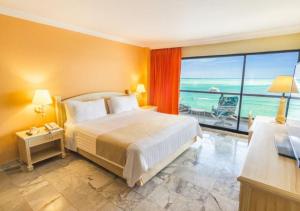 Cama ou camas em um quarto em GHL Hotel Sunrise