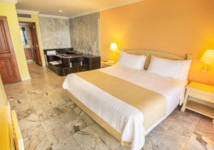 Cama ou camas em um quarto em GHL Hotel Sunrise