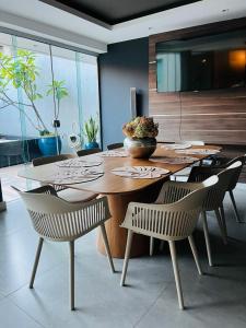 a dining room with a table and chairs at Casa com Piscina no bairro João VI, Muriaé-MG in Muriaé