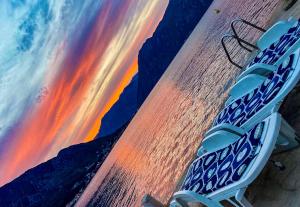una sedia a sdraio appoggiata sulla spiaggia di ApartHotel Maxim a Kotor (Cattaro)