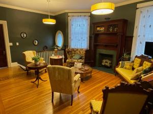 - un salon avec un canapé et une cheminée dans l'établissement Oscar's Inn, à Buffalo