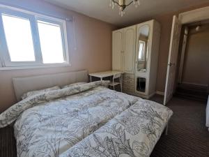 - une chambre avec un lit, un lavabo et un miroir dans l'établissement AW House, à Édimbourg