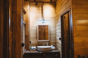 un baño con lavabo y espejo en Sangkaew Phuthara, en Ban Pang Rim Khon 71 fotos más