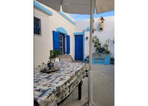 VívlosにあるNaxos Family House in Vivlosの青いドア付きテーブル