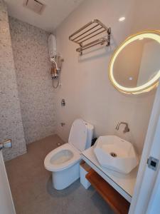 Koupelna v ubytování CiNta Hotel