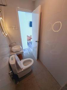 Koupelna v ubytování CiNta Hotel